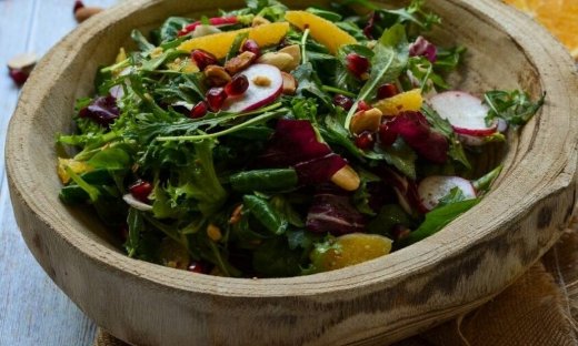 Πράσινη σαλάτα με πορτοκάλι, ρόδι και ραπανάκια .. απλά υπέροχη! 