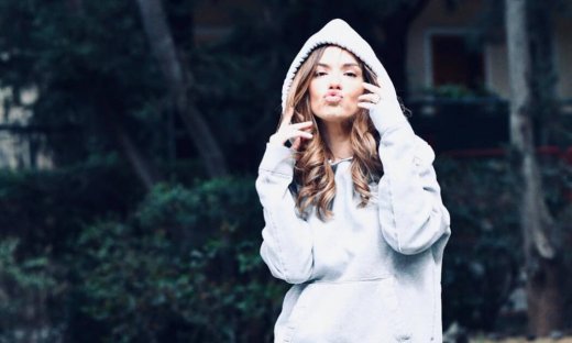 Η Βάσω Λασκαράκη μας δείχνει το look που πρέπει όλες να υιοθετήσουμε στο επόμενο ταξίδι μας