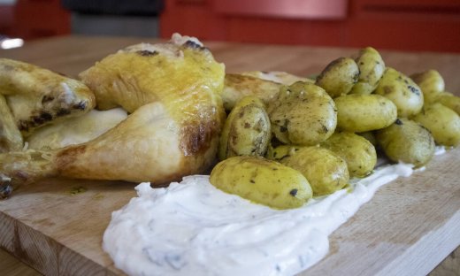 Κοτόπουλο με baby πατάτες στο φούρνο