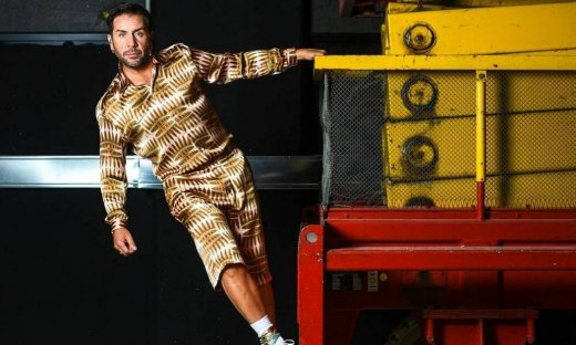 Η εκκεντρική -στυλιστικά- εμφάνιση του Γιώργου Μαζωνάκη στο YFSF