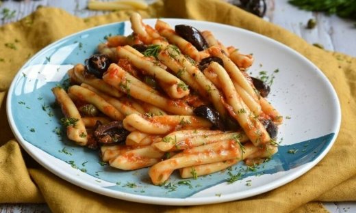 Πλεξούδες με κόκκινη σάλτσα, αντζούγιες και ελιές