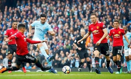 Στις «φλόγες» το Μάντσεστερ, στο … ακουστικό το Λίβερπουλ