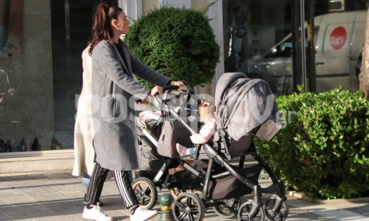 Ήβη Αδάμου: Η όμορφη μανούλα έκανε τη βόλτα της με το μωρό της (photos)