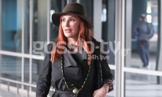 Βίκυ Χατζηβασιλείου: Με total black look και καπέλο, στη Θεσσαλονίκη (photos)