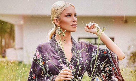 Κατερίνα Καινούργιου: Οι βόλτες και τα ψώνια της στα σοκάκια της Μυκόνου 