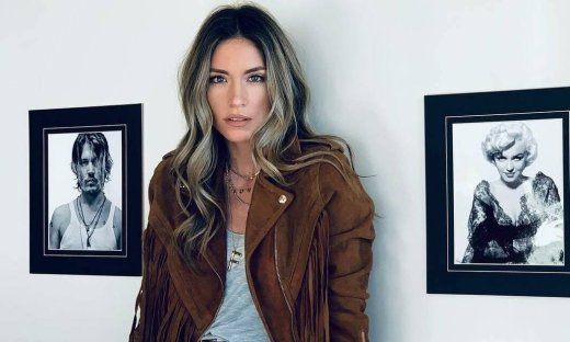 Αθηνά Οικονομάκου: Πάσχα στις Κυκλάδες αλλά όχι στην Μύκονο - Σε ποιο νησί βρίσκεται η ηθοποιός;