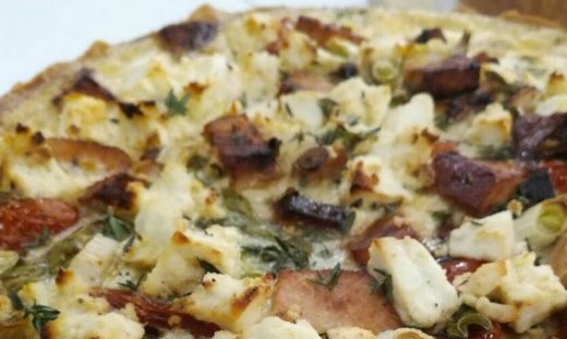 Υπέρoxη τάρτα με καπνιστή γαλοπούλα, ντοματίνια και ανθότυρο από τον Γιώργο Τσούλη