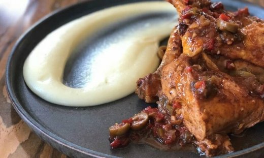 Υπέροχη πρόταση για το Κυριακάτικο τραπέζι: Κοτόπουλο κοκκινιστό με ελιές από τον Γιώργο Τσούλη