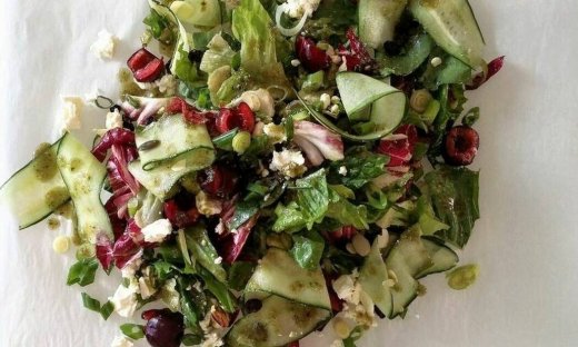Πράσινη σαλάτα με κεράσια, φέτα και dressing ηλιόσπορου από τον Τσούλη