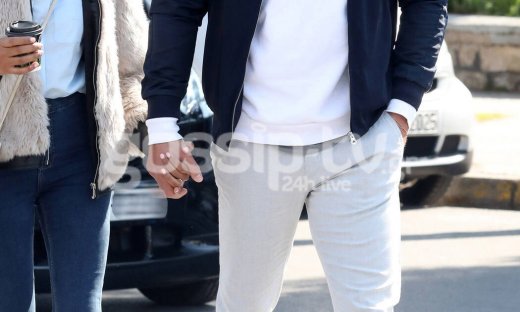 Τι έρωτας και αυτός! Βόλτα στη Γλυφάδα κρατώντας ο ένας σφιχτά το χέρι του άλλου!