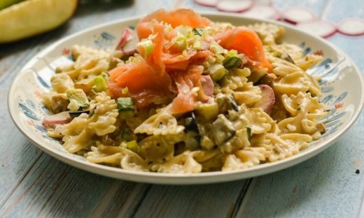 Φιογκάκια με σολομό και σπαράγγια