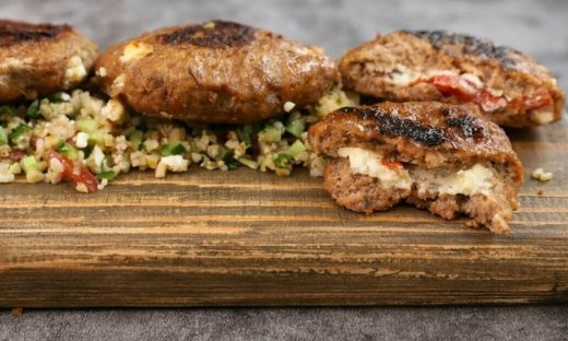 Γεμιστά μπιφτέκια με ντομάτα και φέτα