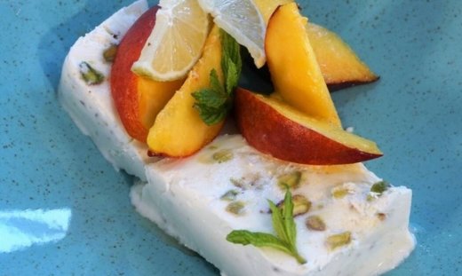Semifreddo με ροδάκινο και φιστίκια Αιγίνης
