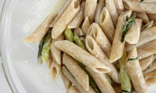Πένες ολικής άλεσης με σπαράγγια και λεμόνι