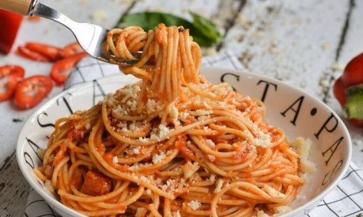 Σπαγγέτι με σάλτσα καπνιστής πιπεριάς