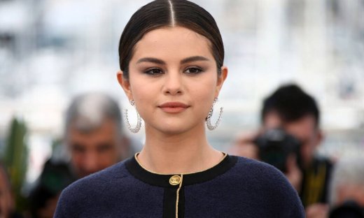 H Selena Gomez πήγε βόλτα κι έγινε ίδια με την Jennifer Aniston στα «Φιλαράκια»