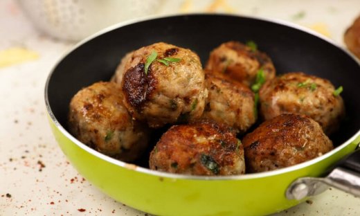 Ο Γιώργος Τσούλης προτείνει κεφτεδάκια με τηγανητές πατάτες