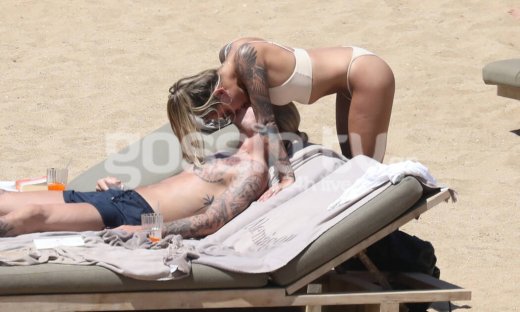 Τι παράφορος έρωτας και αυτός; Καυτά φιλιά σε παραλία της Μυκόνου για το παθιασμένο ζευγάρι (photos)