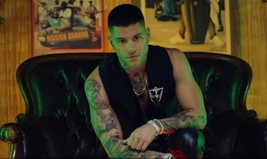 Mike: «Ανεβάζει» τη θερμοκρασία στο νέο του video clip (photos+video)