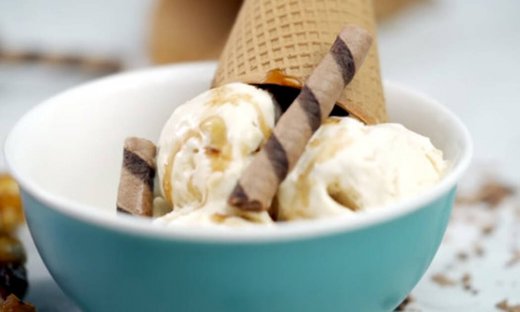 Λαχταριστό παγωτό βανίλια με καραμελωμένα φουντούκια από τον Τσούλη