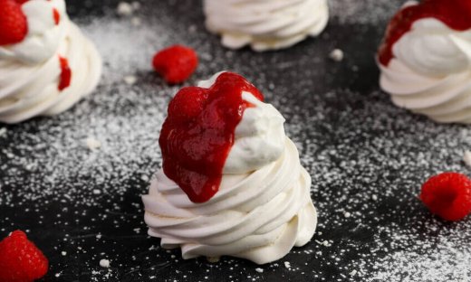 Ο Τσούλης προτείνει πάβλοβα με σάλτσα raspberry