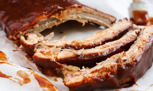 Καραμελωμένα spare ribs με bbq sauce και σαλάτα coleslaw- Υπέροχη συνταγή