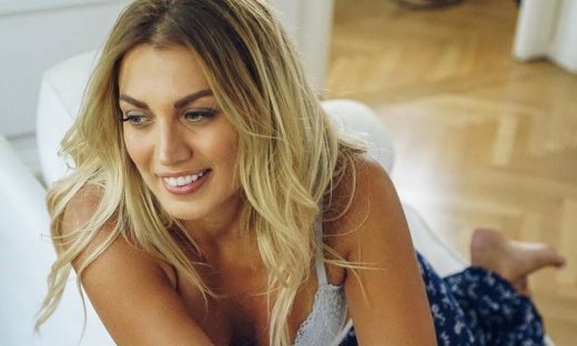 Κωνσταντίνα Σπυροπούλου: Οι βόλτες στα σοκάκια της Μυκόνου και το μυστικό που ψιθύρισε σε φωτογράφο