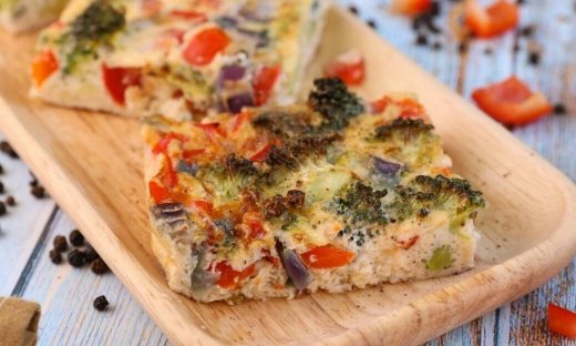 Πεντανόστιμη ομελέτα φούρνου με λαχανικά από τον Τσούλη