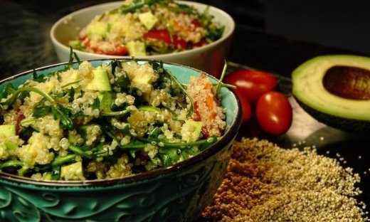Νόστιμη καλοκαιρινή σαλάτα με κινόα και αβοκάντο από τον Τσούλη