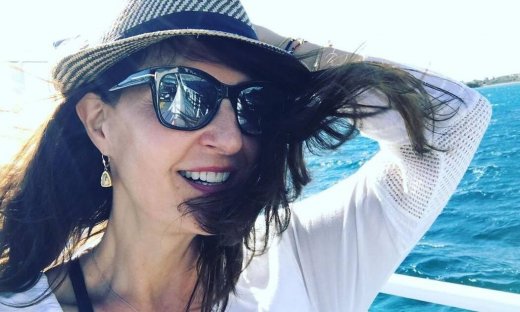 Η Νία Βαρντάλος είναι στην Ελλάδα – Οι διακοπές της στην Αντίπαρο (Photos)