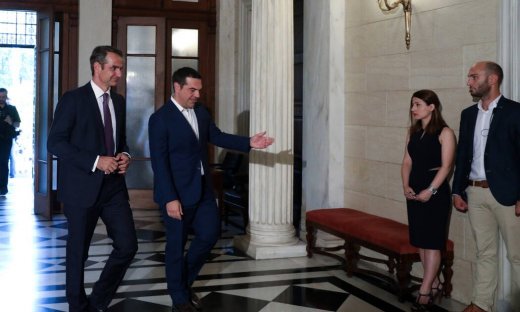 Ο Μητσοτάκης παρέλαβε το Μέγαρο Μαξίμου από τον Τσίπρα