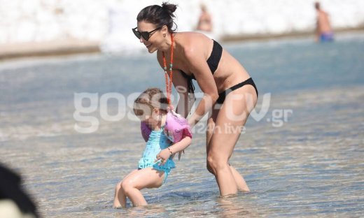 Σίσσυ Φειδά: Για μπάνιο με την κόρη της στη Μύκονο - Εντυπωσιακές οι αναλογίες της (photos)