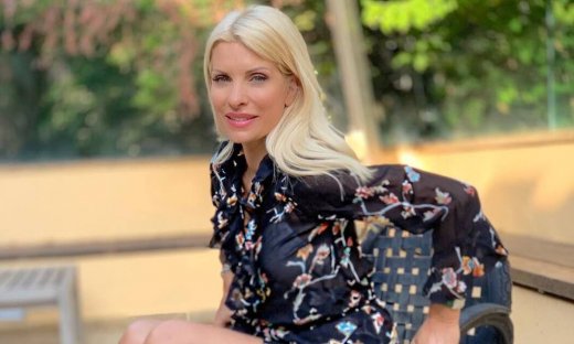 Ελένη Μενεγάκη: Ποζάρει με ατημέλητο μαλλί και χωρίς μακιγιάζ (photos)