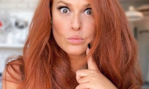 H Σίσσυ Χρηστίδου ποζάρει με λευκό ολόσωμο μαγιό χωρίς ίχνος Photoshop