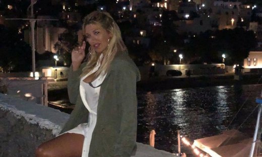  Μόνη στα σοκάκια της Μυκόνου η Κωνσταντίνα Σπυροπούλου (video)