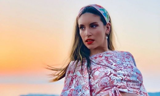 Αθηνά Οικονομάκου: Μας ξεναγεί στο σπίτι της στη Μύκονο – Η γκαρνταρόμπα και η θέα της (video) 