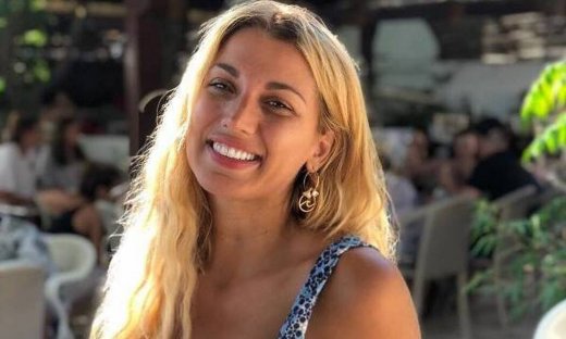 Κωνσταντίνα Σπυροπούλου: Η sexy πόζα με μπικίνι και η καρδιά στην άμμο (photos)