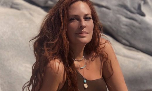 Σίσσυ Χρηστίδου: Η κολασμένη πόζα με μαγιό στην πισίνα και το βίντεο χωρίς ρετούς