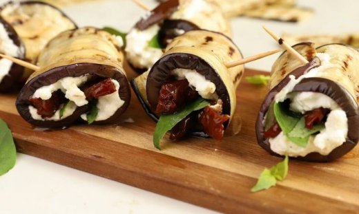 Πεντανόστιμα γεμιστά ρολάκια μελιτζάνας