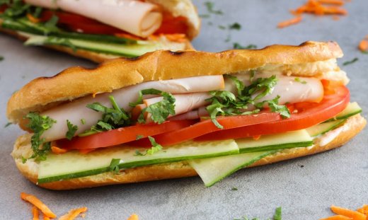 Αυτό το σάντουιτς με καπνιστή γαλοπούλα & αγγούρι πρέπει να το φτιάξετε! 