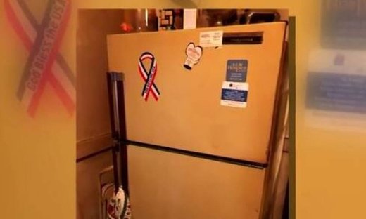 Καθάρισε το σπίτι της μητέρας του - Έπαθε ΣΟΚ όταν άνοιξε στον καταψύκτη