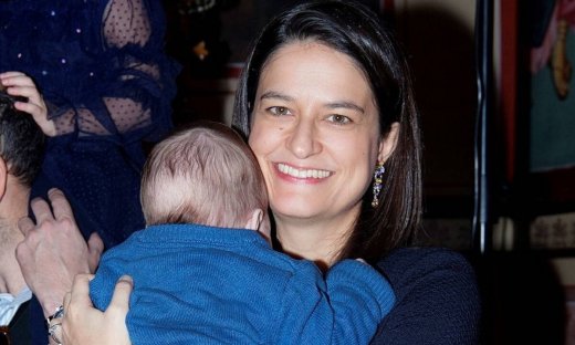 Νίκη Κεραμέως: Δείτε την υπουργό Παιδείας να διαβάζει με τα παιδιά της (pics)