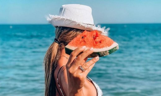 Πόζαρε με το καρπούζι κι «έριξε» το Instagram (photos)