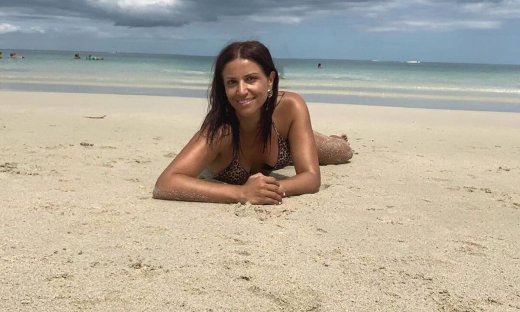 Σοφία Παυλίδου: Δείτε την χωρίς ίχνος μακιγιάζ να ποζάρει ξαπλωμένη πάνω σε φοίνικα (photos)