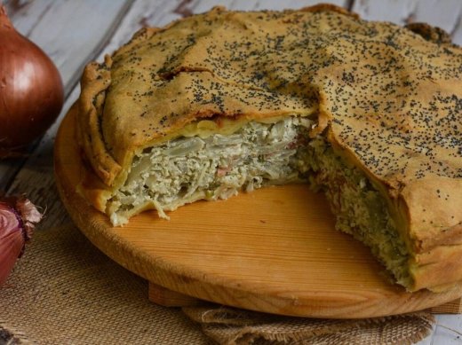 Αυτή την κρεμμυδόπιτα με τυρί και μπέικον πρέπει να τη φτιάξεις! 