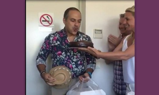 Γενέθλια για τον Κρατερό Κατσούλη! Δείτε την έκπληξη των συνεργατών του- Πόσο χρονών έγινε; 