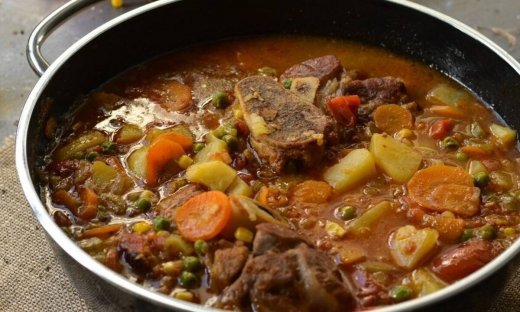 Πεντανόστιμη κρεατόσουπα με οσομπούκο