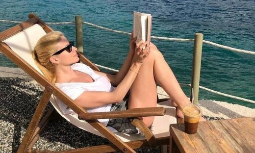 Ευαγγελία Αραβανή: Ποζάρει βρεγμένη με το μαγιό της και «σκορπά εγκεφαλικά» (Photos)