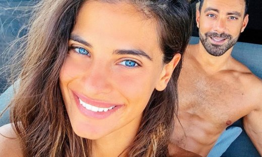 Η Χριστίνα Μπόμπα παίρνει το βραβείο για την πιο hot φωτογραφία του καλοκαιριού