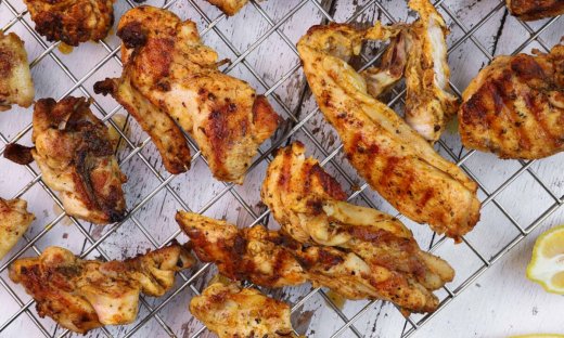 Πεντανόστιμα παϊδάκια κοτόπουλου από τον Τσούλη